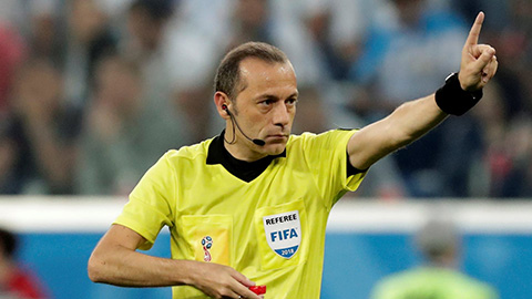 trong-tai-cuneyt-cakir-bat-chinh-dt-anh-dung-ngoi-khong-yen-1