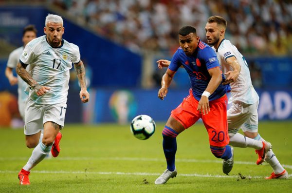 lu-khon-cac-nguoi-thuc-su-dang-xuc-pham-mau-ao-argentina-1