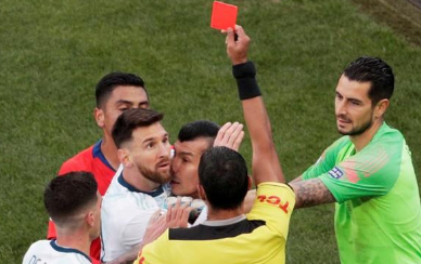 messi-to-trong-tai-bat-cong-trong-tran-gap-chile-1